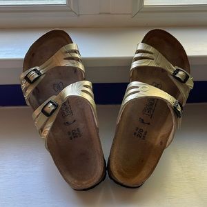 BIRKI’S by Birkenstock -Gold & Black | Soft Sole | L11 M9